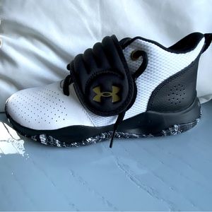 Under Armour Zone BB youth basketball shoes